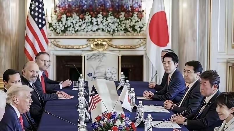 这照片里为啥日方的男人都眉头紧锁，反倒是早苗看着川普，笑得如此谄媚，是在眉目传情