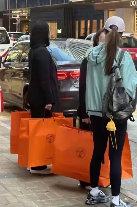 尖沙咀55岁的李嘉欣刷屏了！目测她状态很好，腰细得跟小姑娘似的。当天她逛尖沙