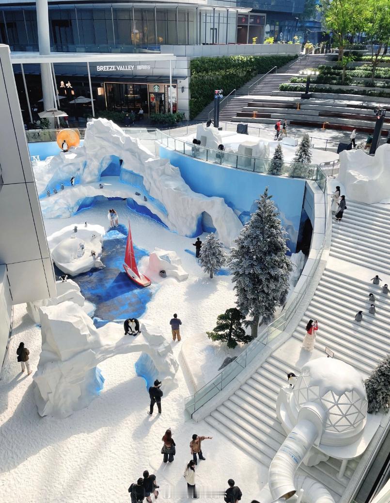 深圳前海又又又开始下雪了。前海万象的冰雪之境，明天开放，每整点下一次雪。我还记得
