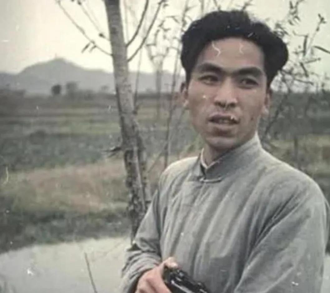 1947年，地下党李凤岐即将被处决。这天，面对房东送来的断头饭，他说：“我真的吃