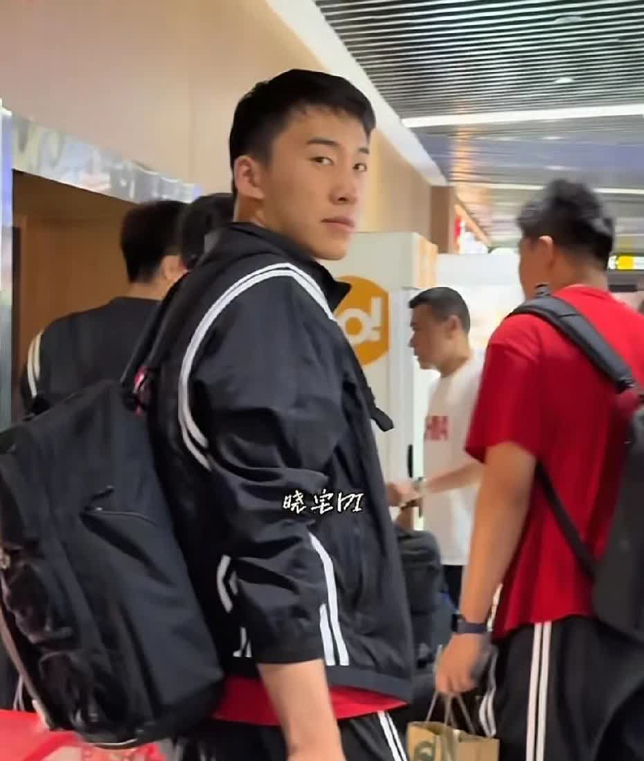 王俊杰放着美国大学的报到日不管，愣是跟着中国男篮飞回海口这20岁的愣头青