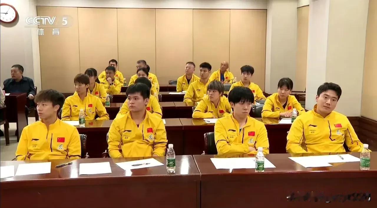 一觉醒来被国乒队员听课的表情笑麻了：大头表情凝重，若有所思；甜甜：自我陶