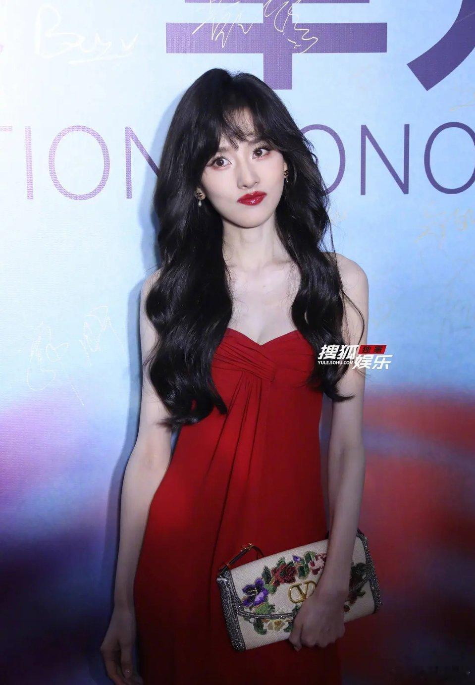 宋祖儿一袭红裙造型，真的好明艳
