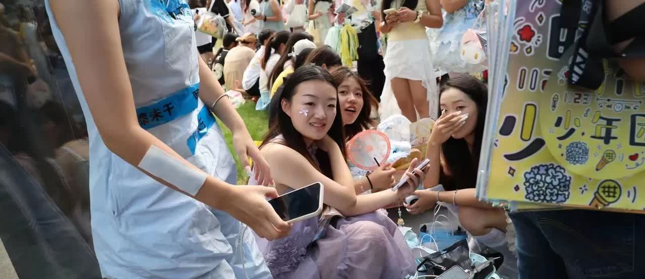 37℃的高温也无法阻挡时代少年团青少年粉丝们的狂欢上海各高铁站、飞机场都