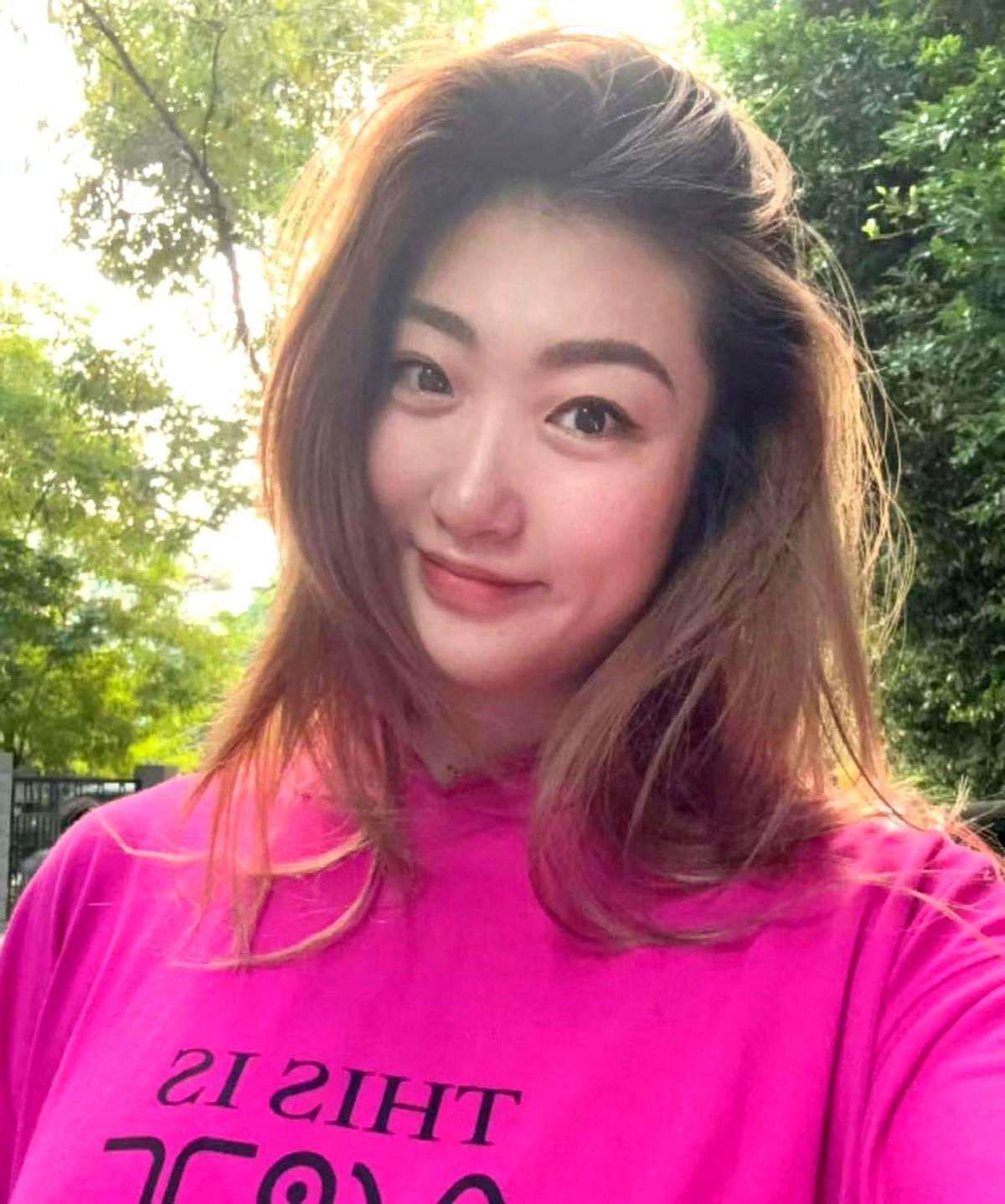 李梦硬刚宫鲁鸣的瓜，评论区直接吵翻了！车展上妆容精致的她，首度回应“化妆打球