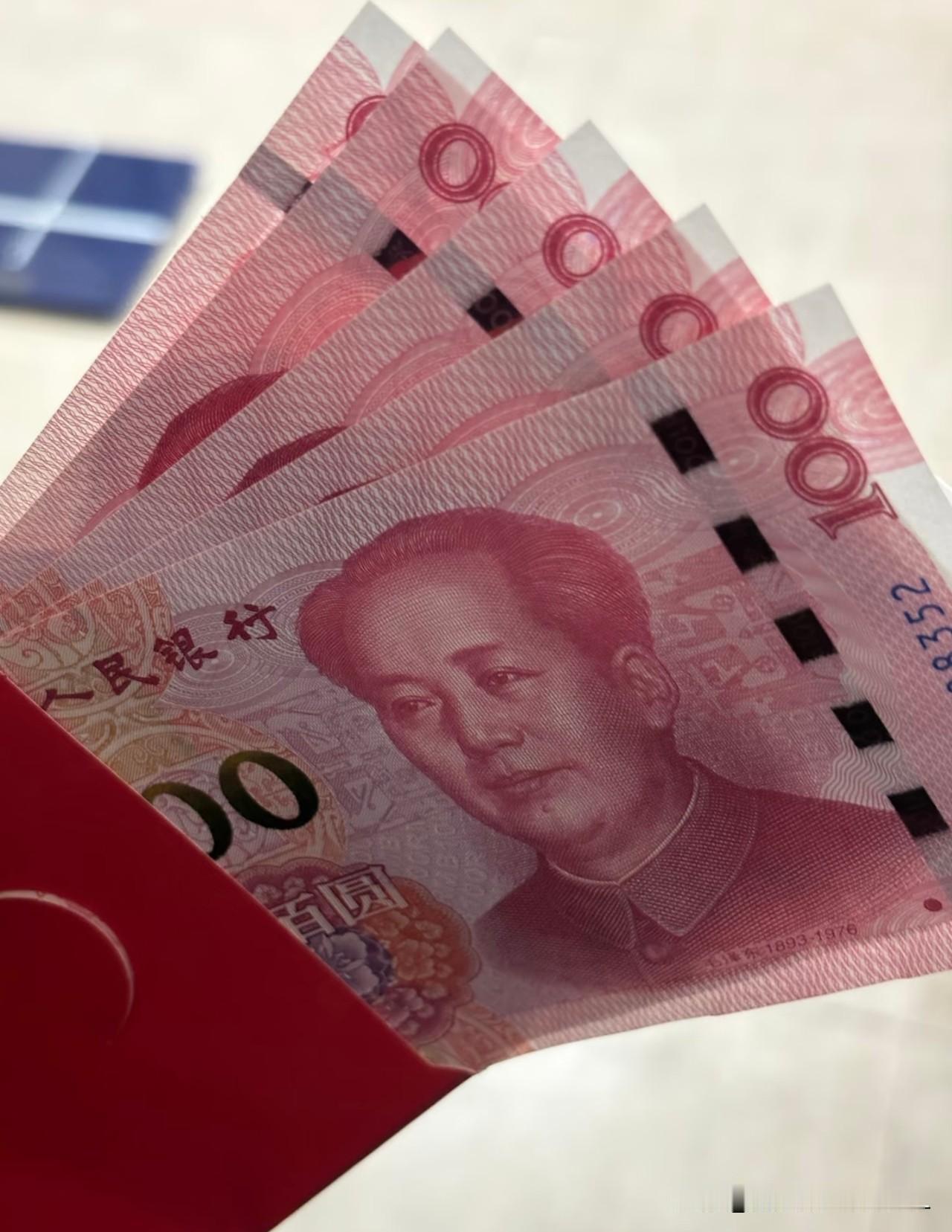 今天去参加外甥女的婚礼，本来打算随500块钱意思一下，可到了现场，我坐立难安。