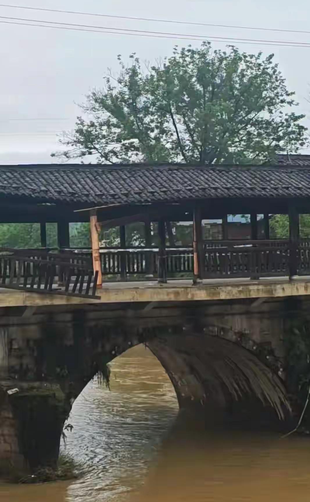 福建龙岩长汀县坠河时车子上有五个人，驾车的是女司机，坐在副驾上的是丈夫，后面坐着