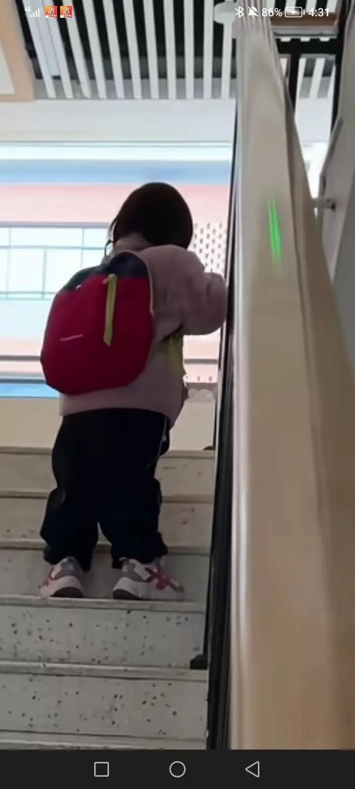 看哭了，夫妻离婚三个月，妻子偷偷去看女儿上学，一个小小的身影背着小书包，独自一个