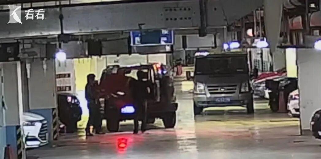 上海，一名女子外出留学，把价值400万的兰博基尼超跑停放在小区地下车库，她还托朋