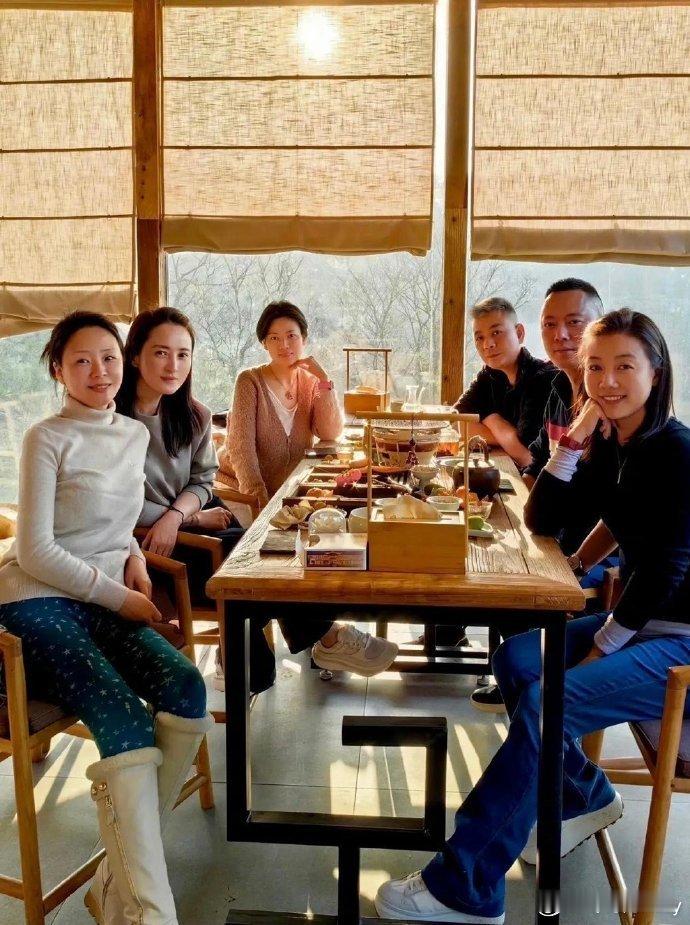 蒋勤勤晒同学聚会照，明星身份未助保养。