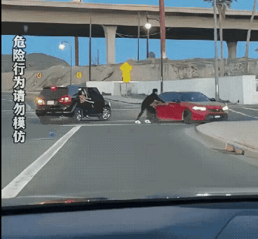 都说冲动是魔鬼。黑衣男子想拉红车车门拉不动，就跳起来踹了一脚红车。红车司机也不惯