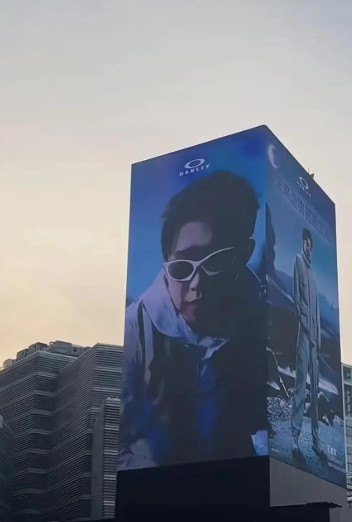 一觉醒来就被这满满的大屏幕惊艳了，果然是东方明珠，这速度是真够快的！戴上墨镜