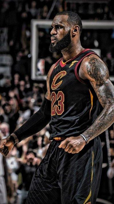 NBA记者JakeFischer报道：勒布朗可能会选择拿老将底薪。但我先说