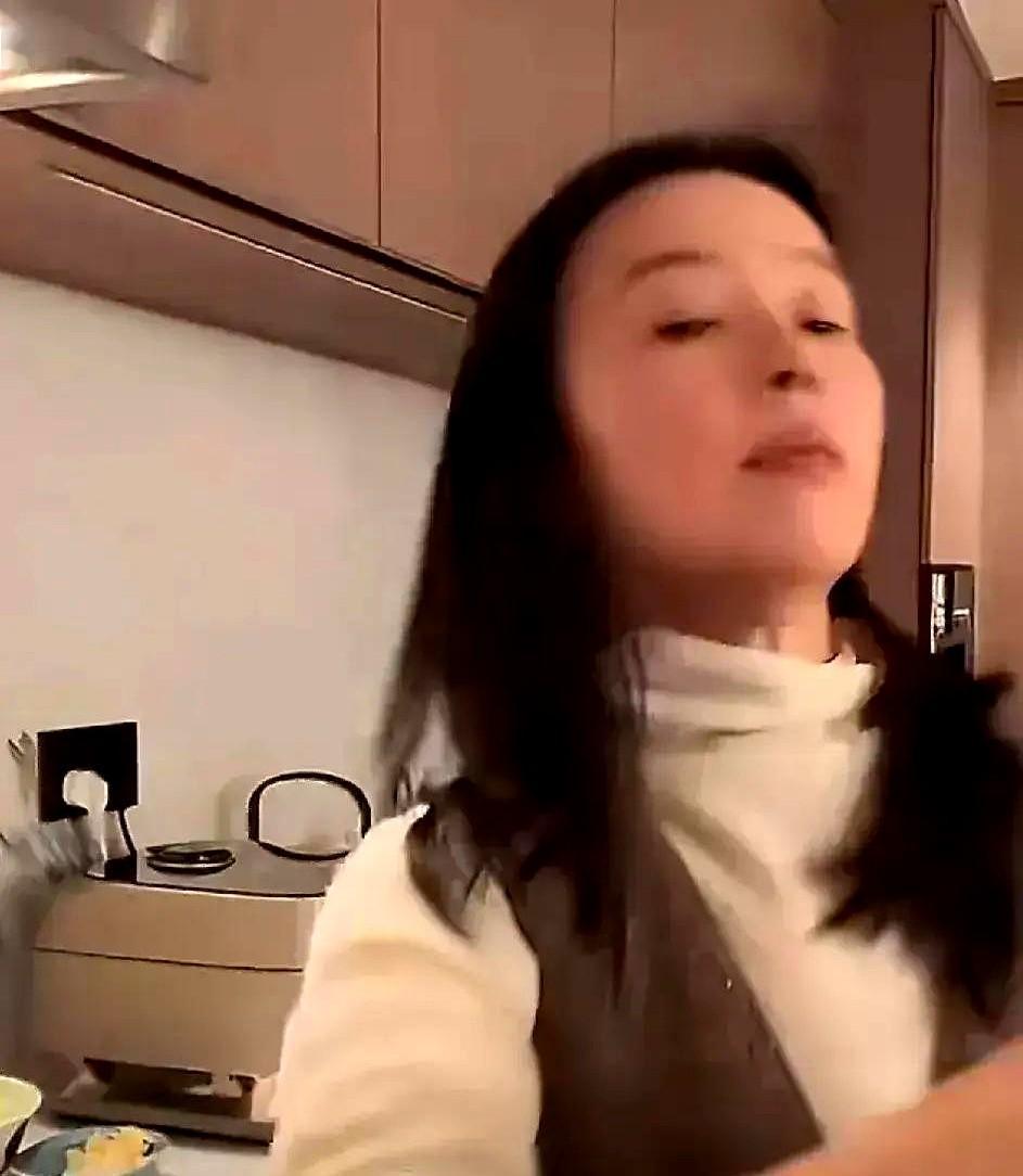 董洁最近自曝保持身材秘诀，简直颠覆认知！她压根不用什么私教、健身房，全靠自己