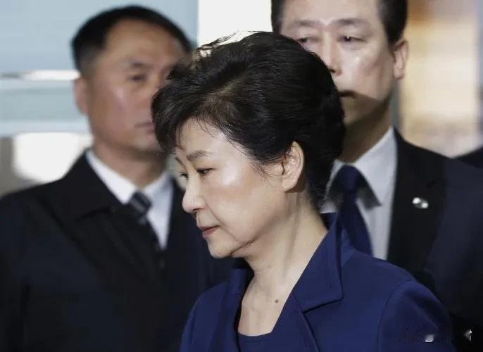 朴槿惠可能悔得肠子都青了，看到尹锡悦被拘留她估计要被吓坏了。当年文在寅发起了对她