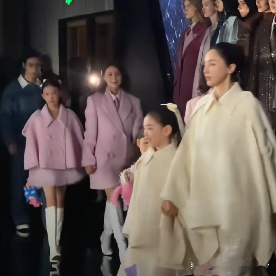 小酒窝走路和妈妈董璇一模一样酒窝和妈妈董璇走路真的一模一样，都有点外八字。酒窝在