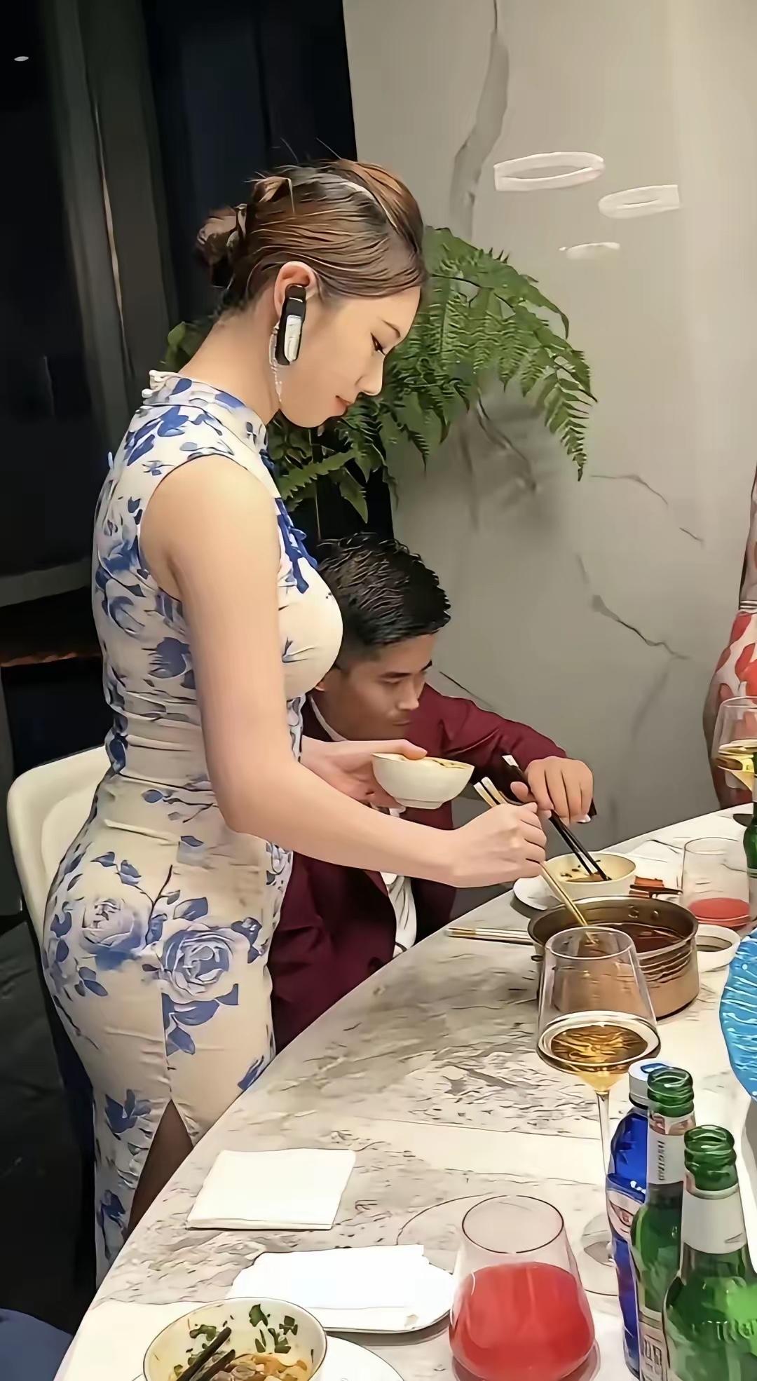我预测，这个青花瓷旗袍可能要火了！