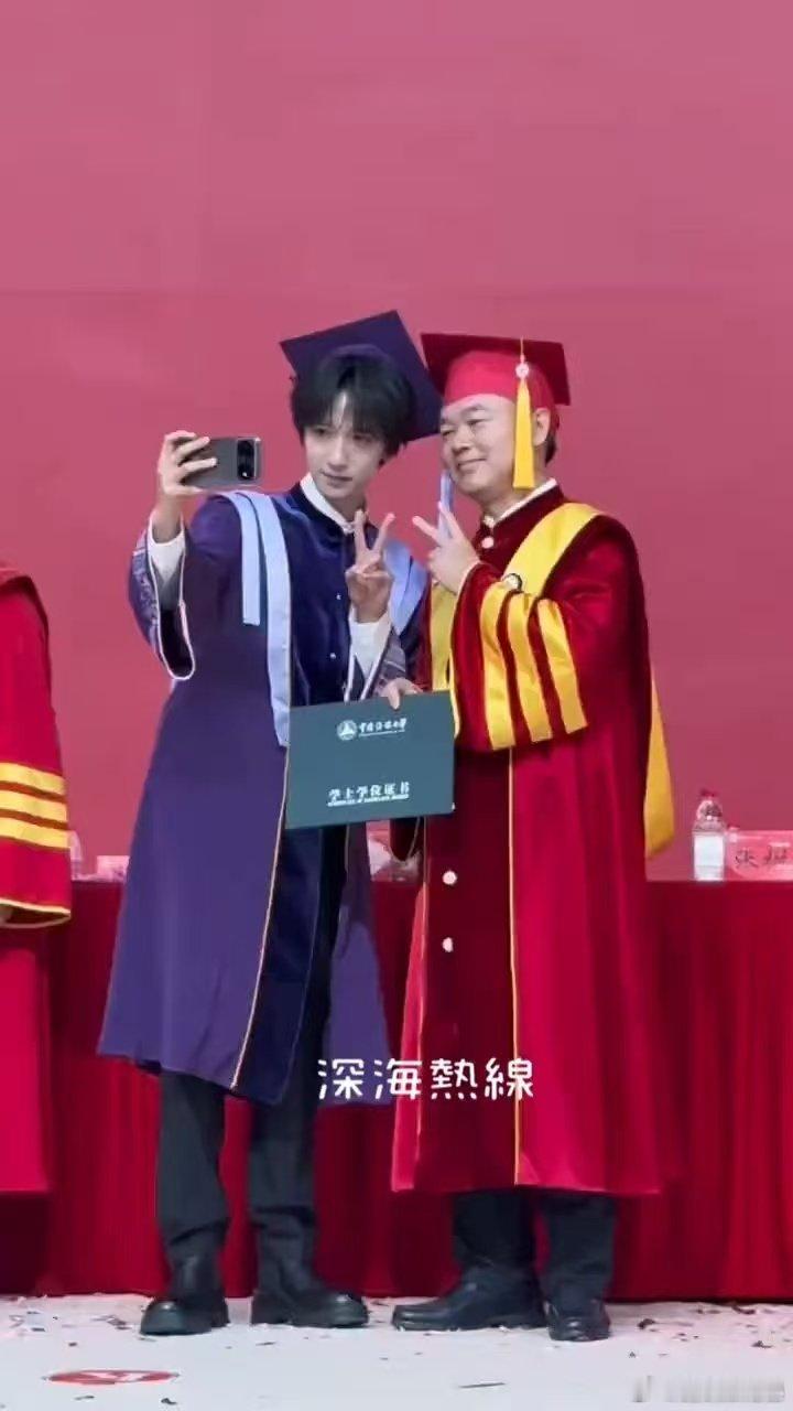 贺峻霖21岁最后一天贺峻霖的平均学分绩点把毕业典礼当作送给二十一岁最后的礼物，过