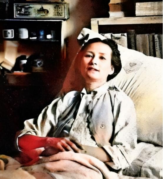 一天，林徽因写信给美国的好友费慰梅：手头宽裕的话，能不能借我一点钱，最近实在是揭