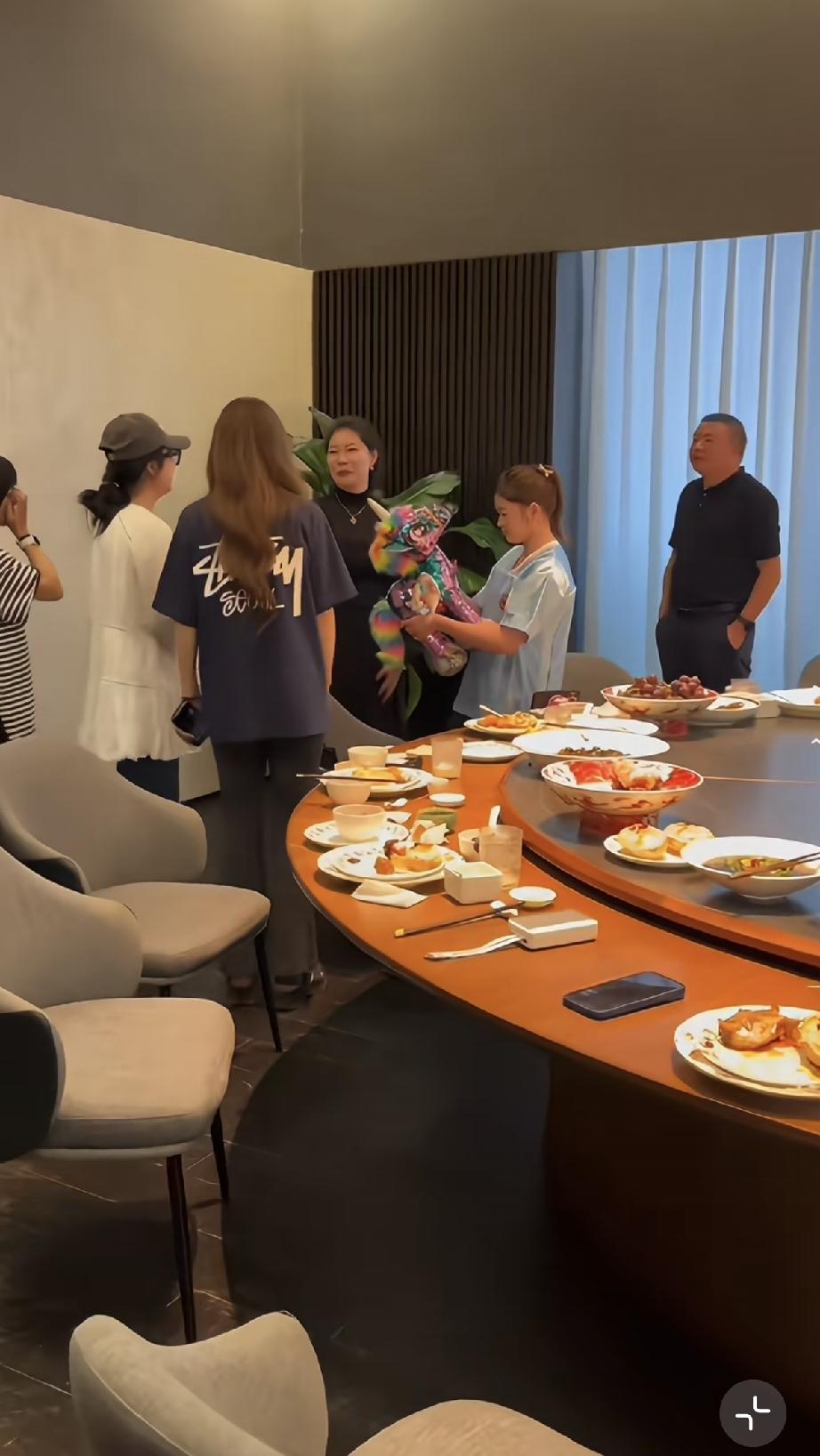 8月4日晚上，全红婵参加完活动后在杭州高档餐馆用餐，有点受宠若惊，美女工作人员陪