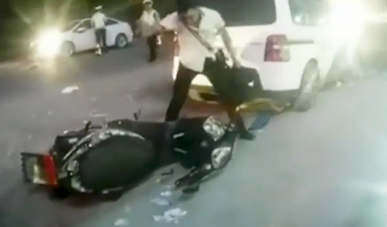 “别想拿去卖！”男子花三千元新买了辆燃油助力车，刚上路就被交警查扣。男子怒火中烧
