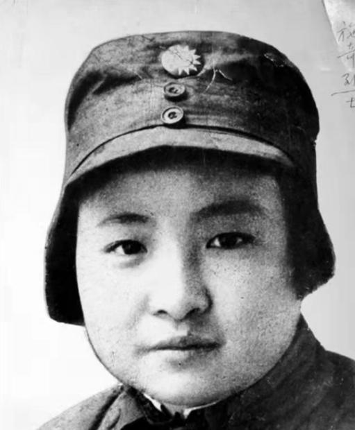 1941年1月，施奇被捕了。敌人把她押到茅家岭的黄土坡上，铁锨已经铲起第一捧