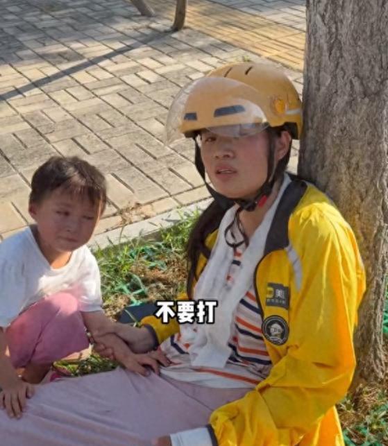 心酸！亳州，母女送外卖骑车摔倒后靠在树干上休息，路过男子一看中暑了！拿起手机就要