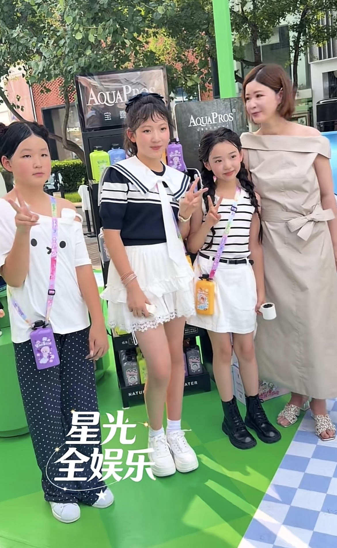 小酒窝和杜华女儿叮当同框了，叮当长得和妈妈杜华一模一样，今年10岁，是杜华与现任丈夫孙一丁的孩子。小