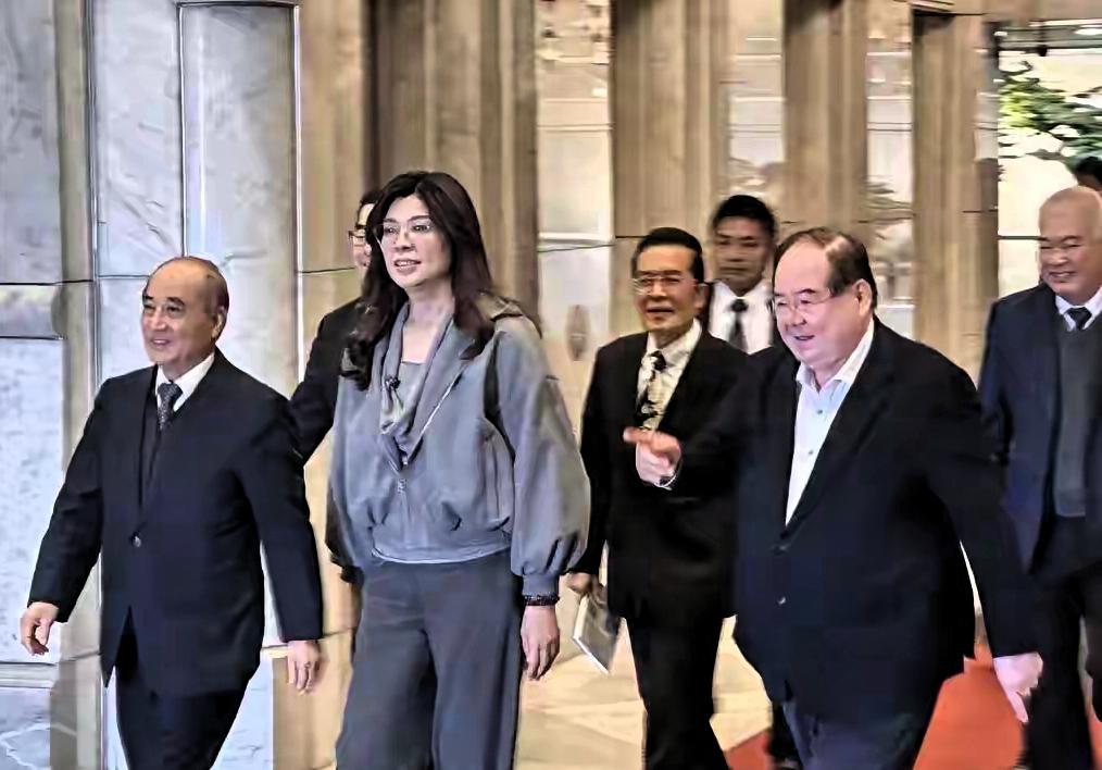 郑丽文连环破冰却冷待侯友宜2026选战背后的蓝营内斗真相2026年岛内政