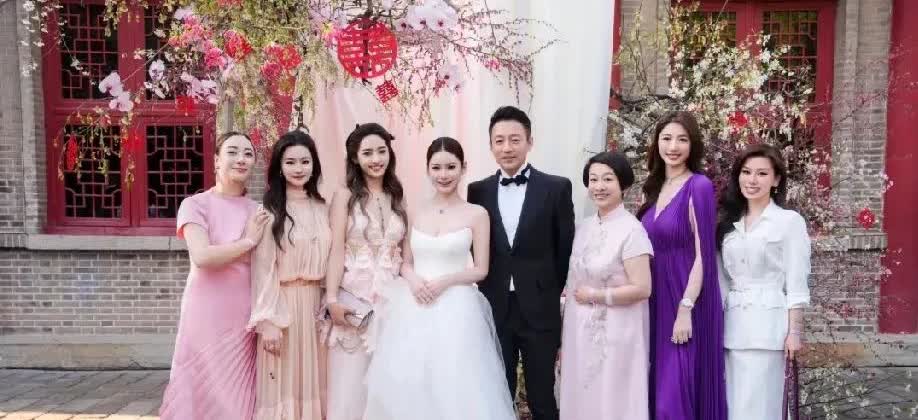 这次婚礼来的是汪家的人脉上次跟大S结婚是大S的人脉差距太大了上次