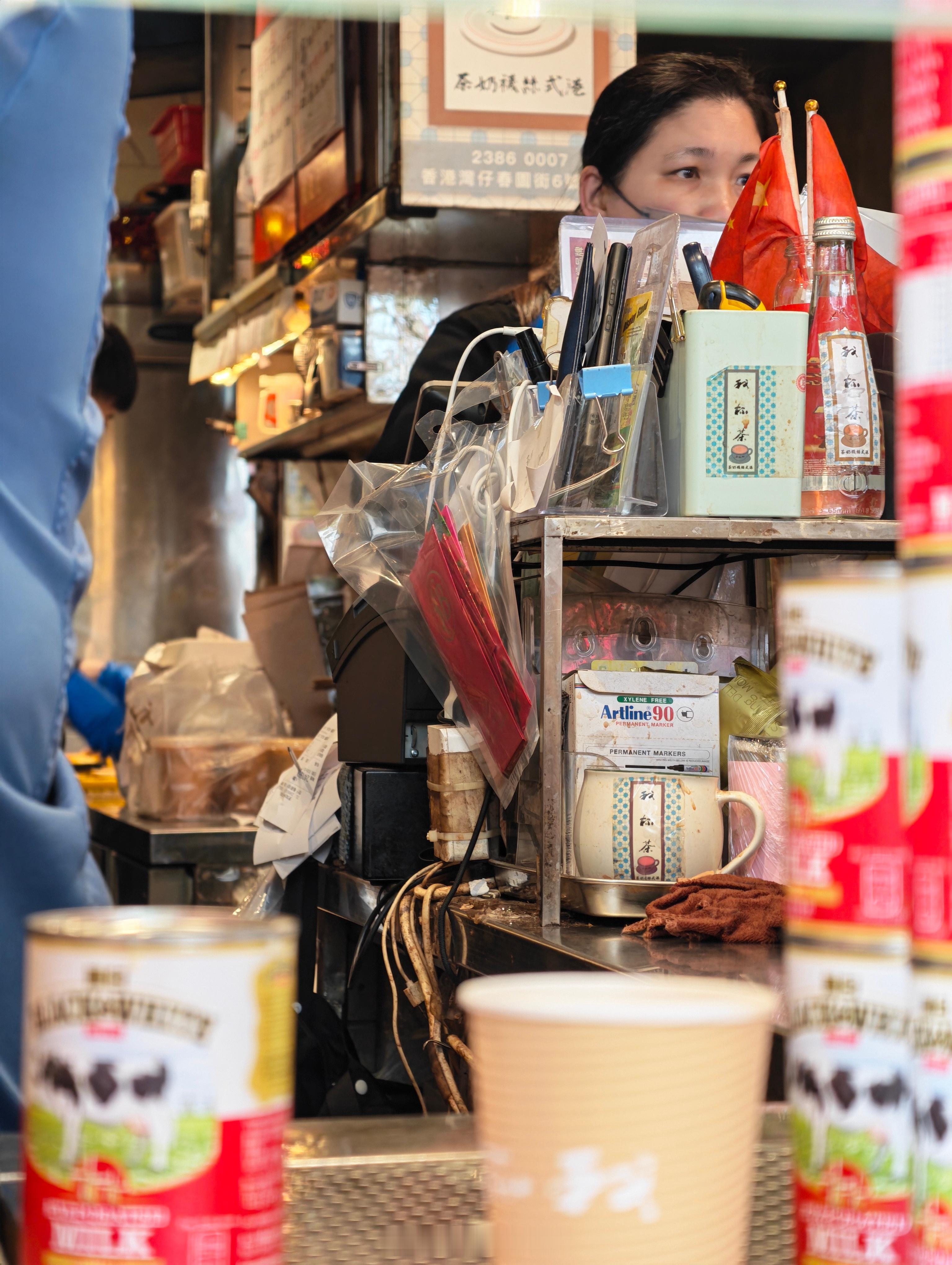 是不是锋味把「我杯茶」炒火了？都排长队了。不过这杯鸳鸯，以及香菜皮蛋咸蛋黄三文治