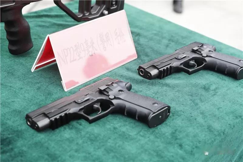 天津公安MP22手枪此次向公安基层一线配发的警用装备主要包括：新型单警装备1.