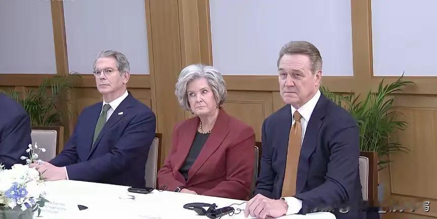 你看中间那位女士，一脸不服又拿你没办法的表情，真是藏都藏不住！嘴一撇，眼