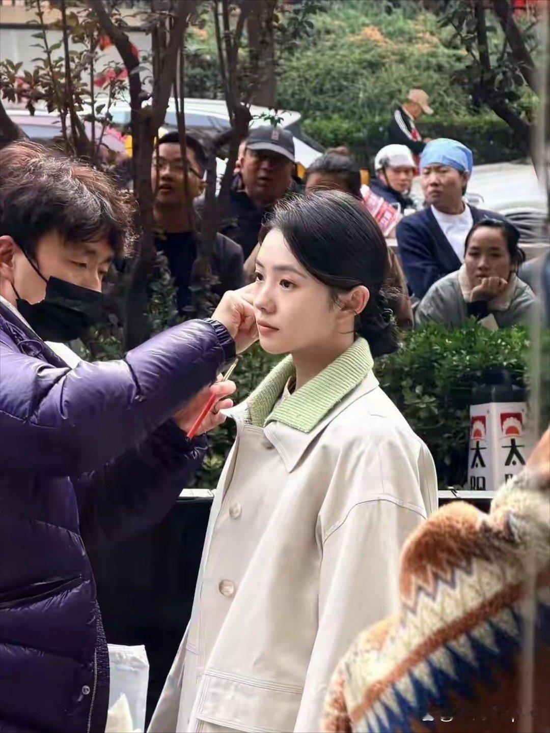 刘浩存在北京街头拍戏时被偶遇，模样又美又瘦，小巧的脸型配上出众气质，一下子就抓住