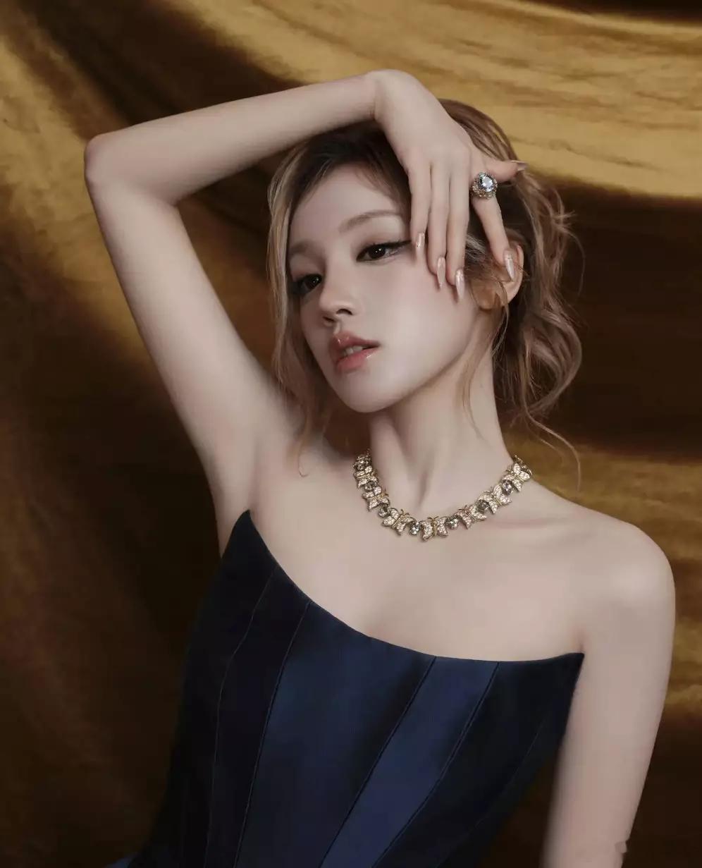 分享娱乐宋雨琦露肩黑裙配玫瑰金珠宝发丝灵动优雅贵气