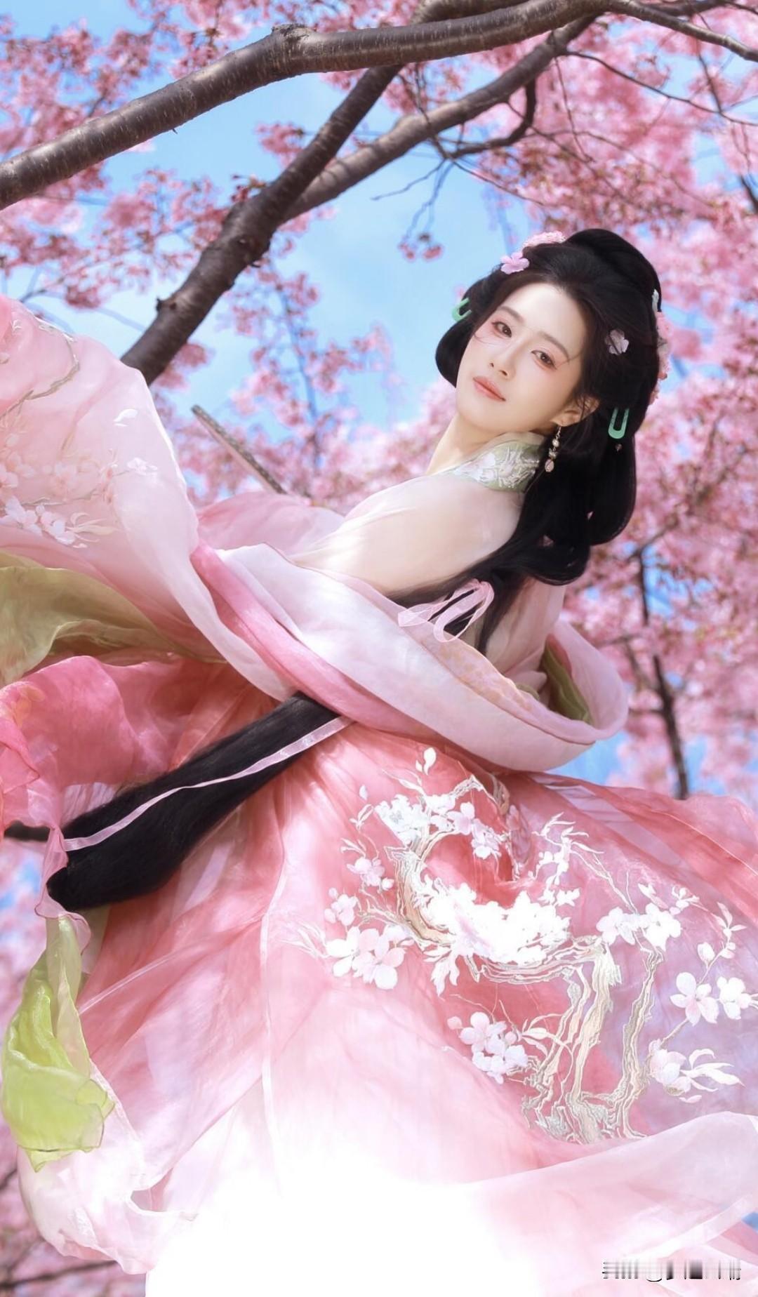 粉色汉服、繁花、蓝天开春先当一回花仙吧！