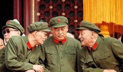 文革动乱时期，面对前来闹事的红卫兵，张爱萍毫不畏惧，当众厉声喝道：“动老子一下试