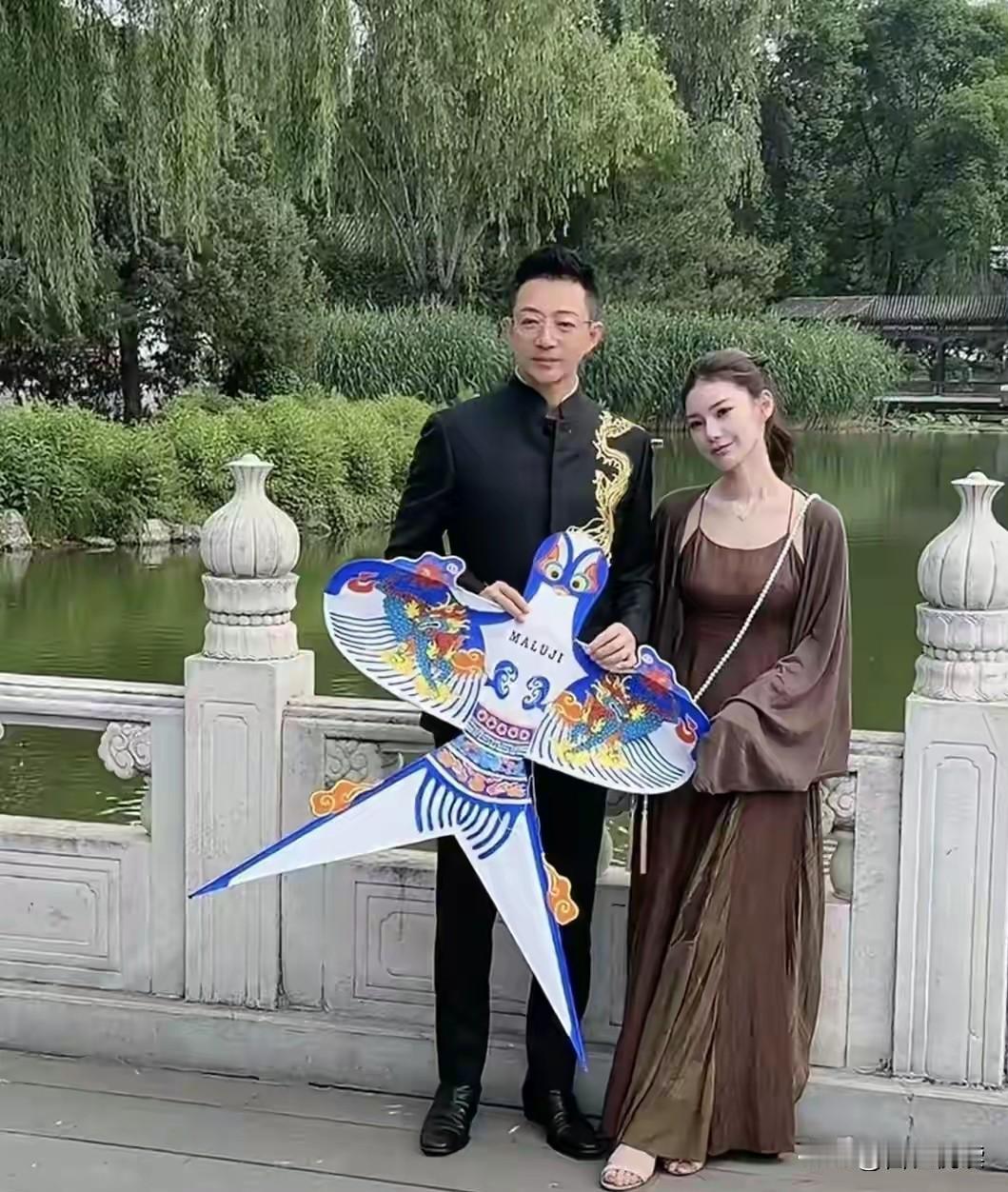 看到马筱梅和汪公子工作也把汪三宝带在身边才发现远在湾湾的俩小只是如此可怜