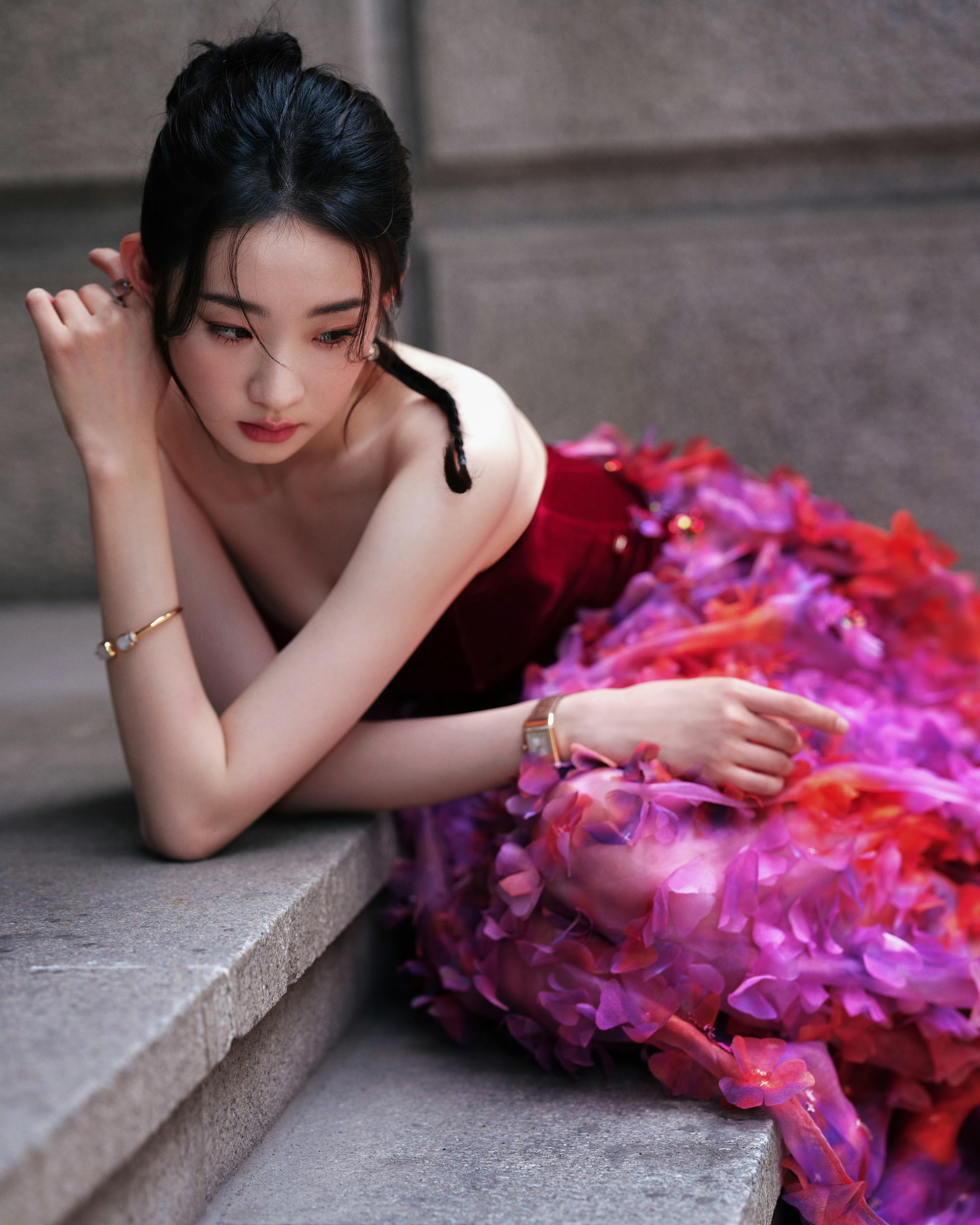 张艺凡浪漫街拍，行走中的玫瑰美人