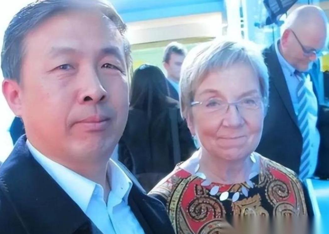 “晚一秒就万劫不复！中国该立刻向美国低头，交出发展权才能保命！”很多人现在再回头