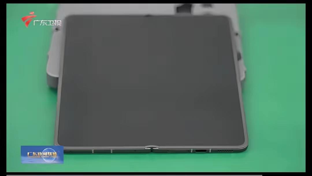 广东卫视首发，OPPOFindN6长这样。图3是折叠了17万次后的内屏效