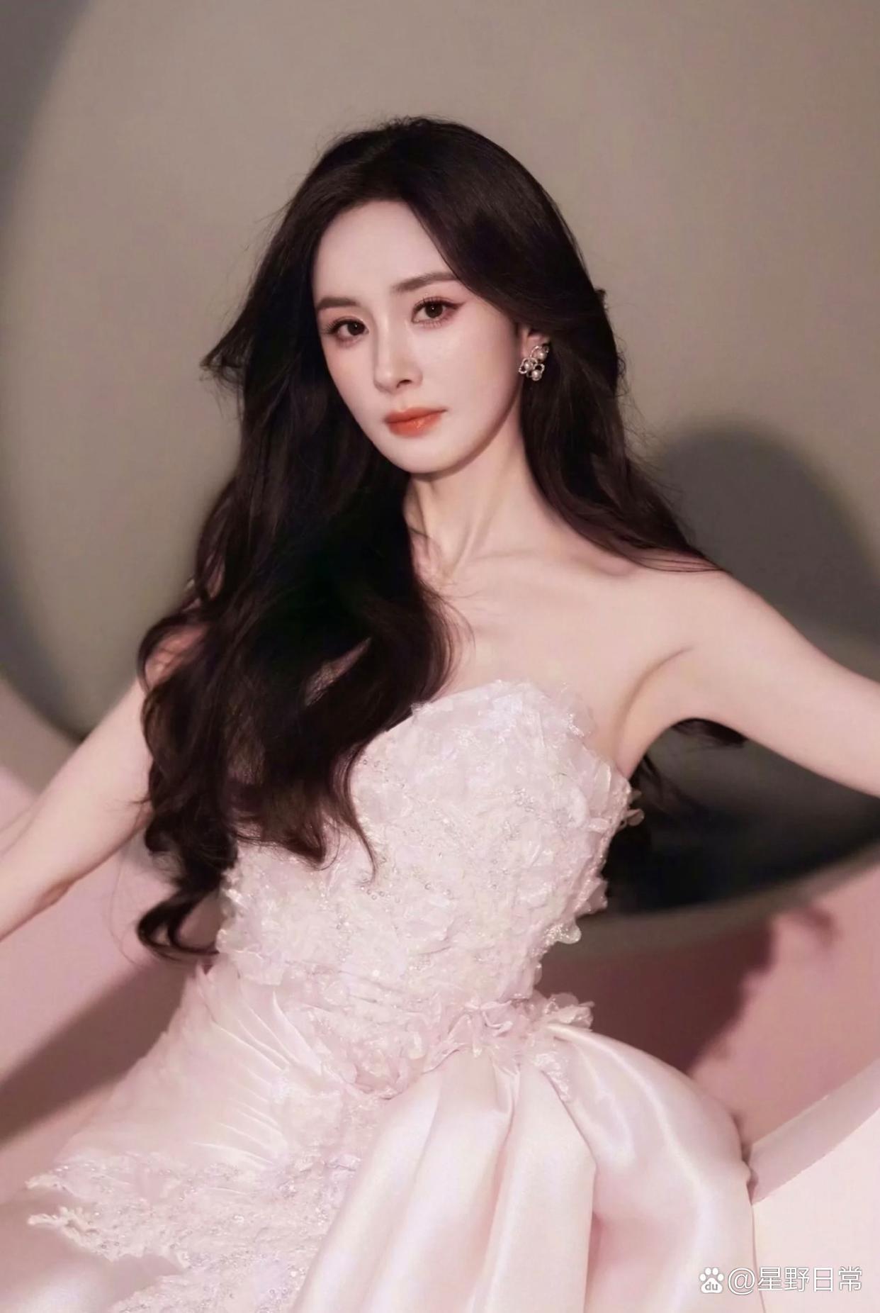 1.杨幂自己出来单干后特别拼，经常跑各种饭局，就为了争取资源来扶持自己签下的艺