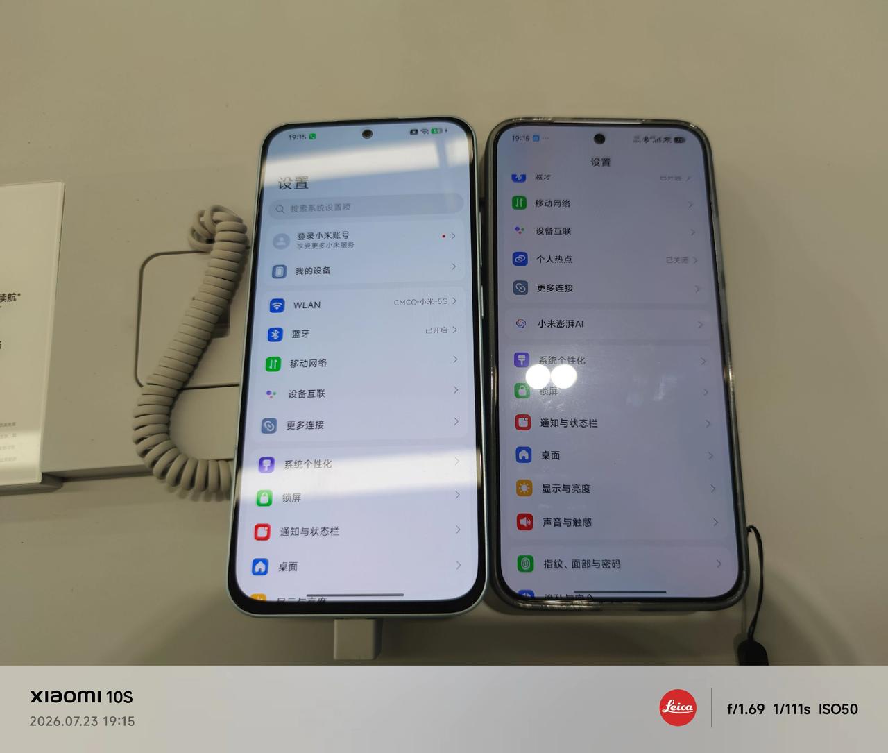 7英寸貌似也没比6.83英寸大多少，左边是REDMINote17，右边是我的