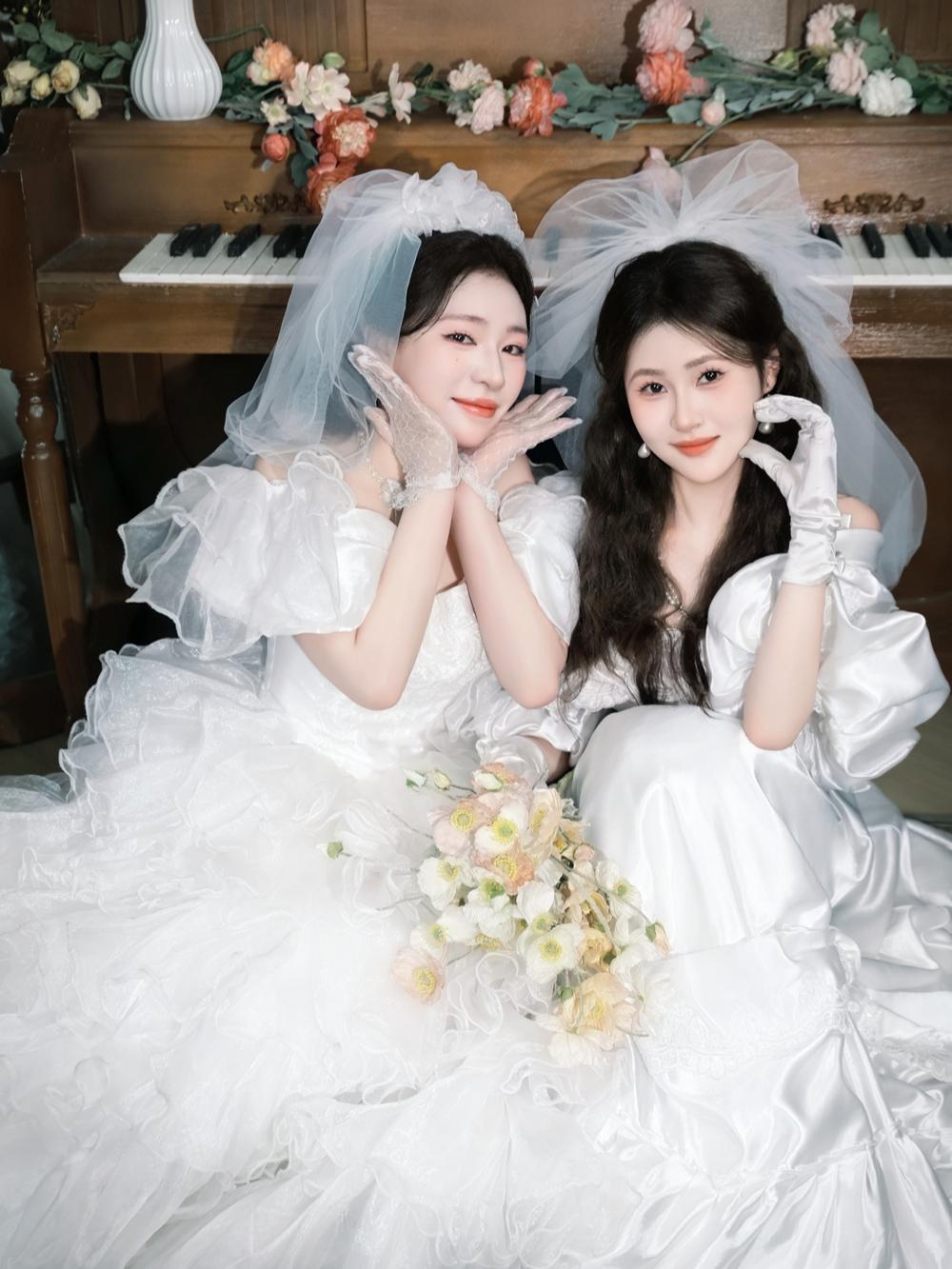做一辈子的好盆友👭复古闺蜜婚纱照。就这样奔赴我们友谊的下一年 为你穿...