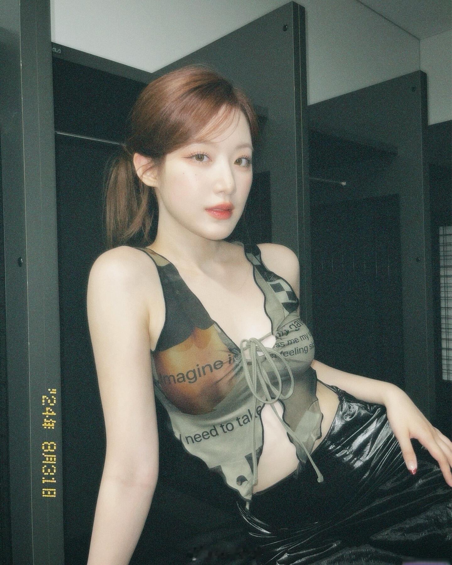 叶舒华吊带皮裙穿搭好白好嫩​​​