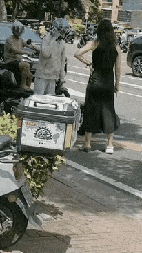 这个时候是应该让着点女士吗？