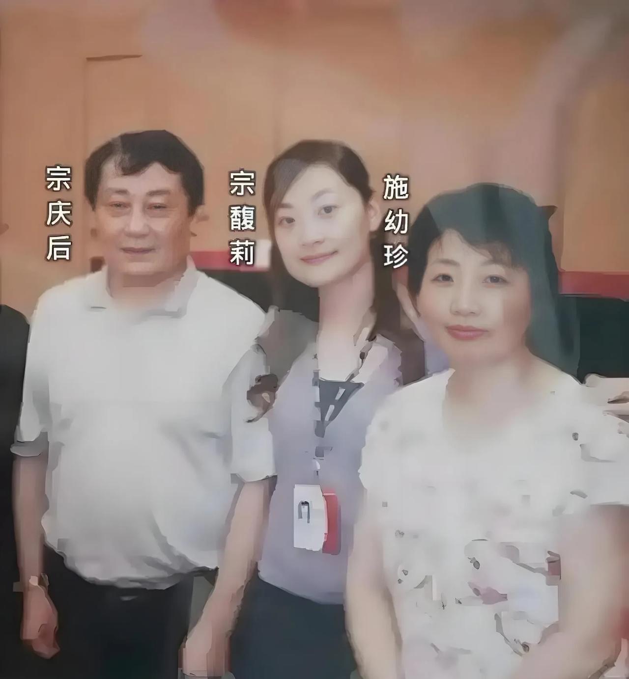 宗馥莉于1982年出生，当时正值大力推行计划生育之际，宗庆后和妻子也是响应号召办