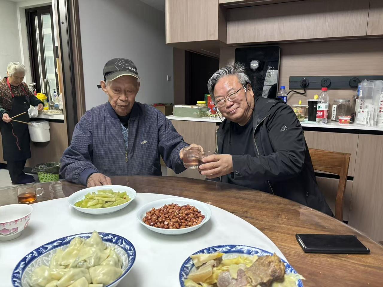 明天回京，此番回家，一大成就，就是终于劝定父母亲不再捡垃圾。我提出了一个替代方案