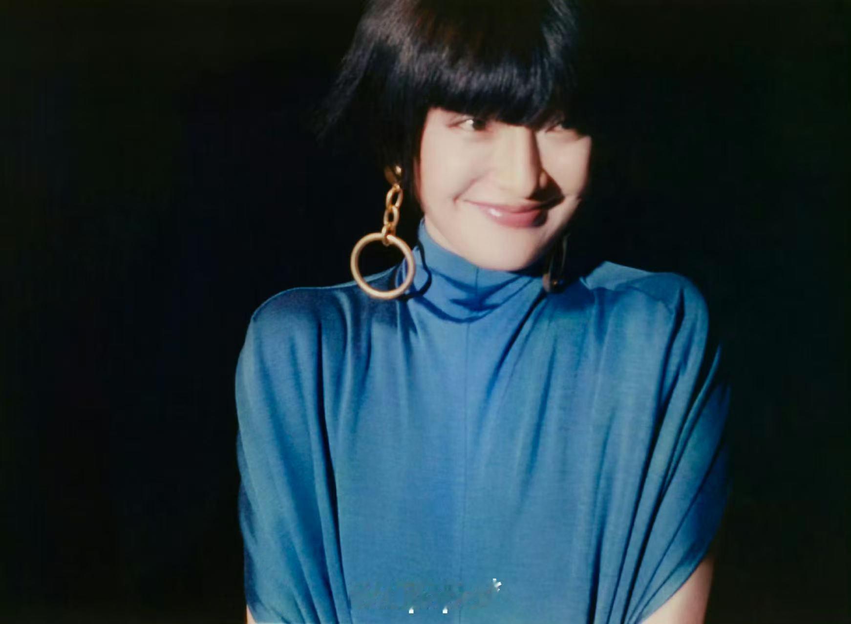 周迅金色长发金色长发、黑色短发、千禧复古、未来前卫——周迅在《Wallpape