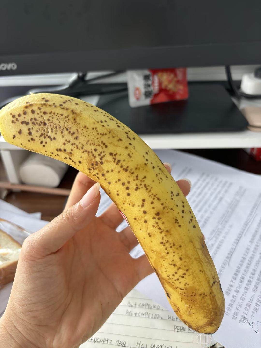 奉劝大家，香蕉，千万不要，等皮全黑了才吃，真正的魅力口感，是香蕉皮上有